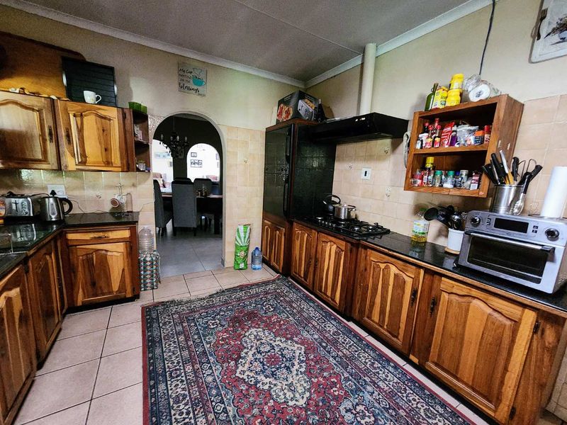 Spacious Family Home with Income-Generating Flatlet - Photo 2