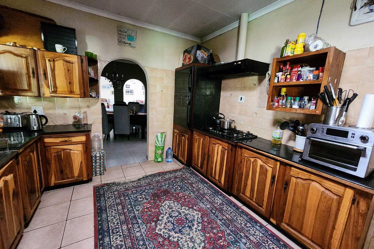 Spacious Family Home with Income-Generating Flatlet - Photo 2