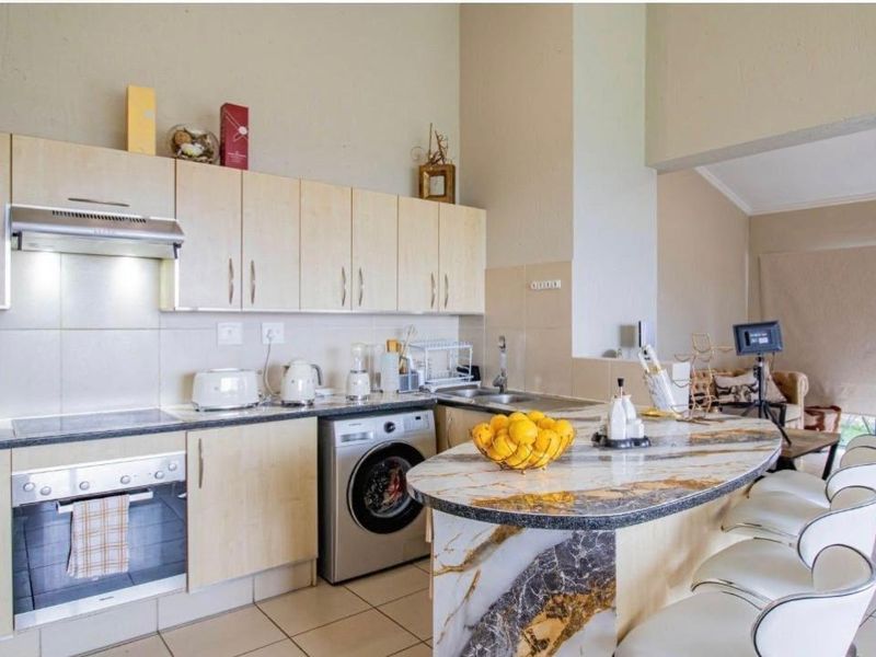 Stylish 2 bedroom, 2 bathroom penthouse in Jackal Creek Golf Estate - Photo 5