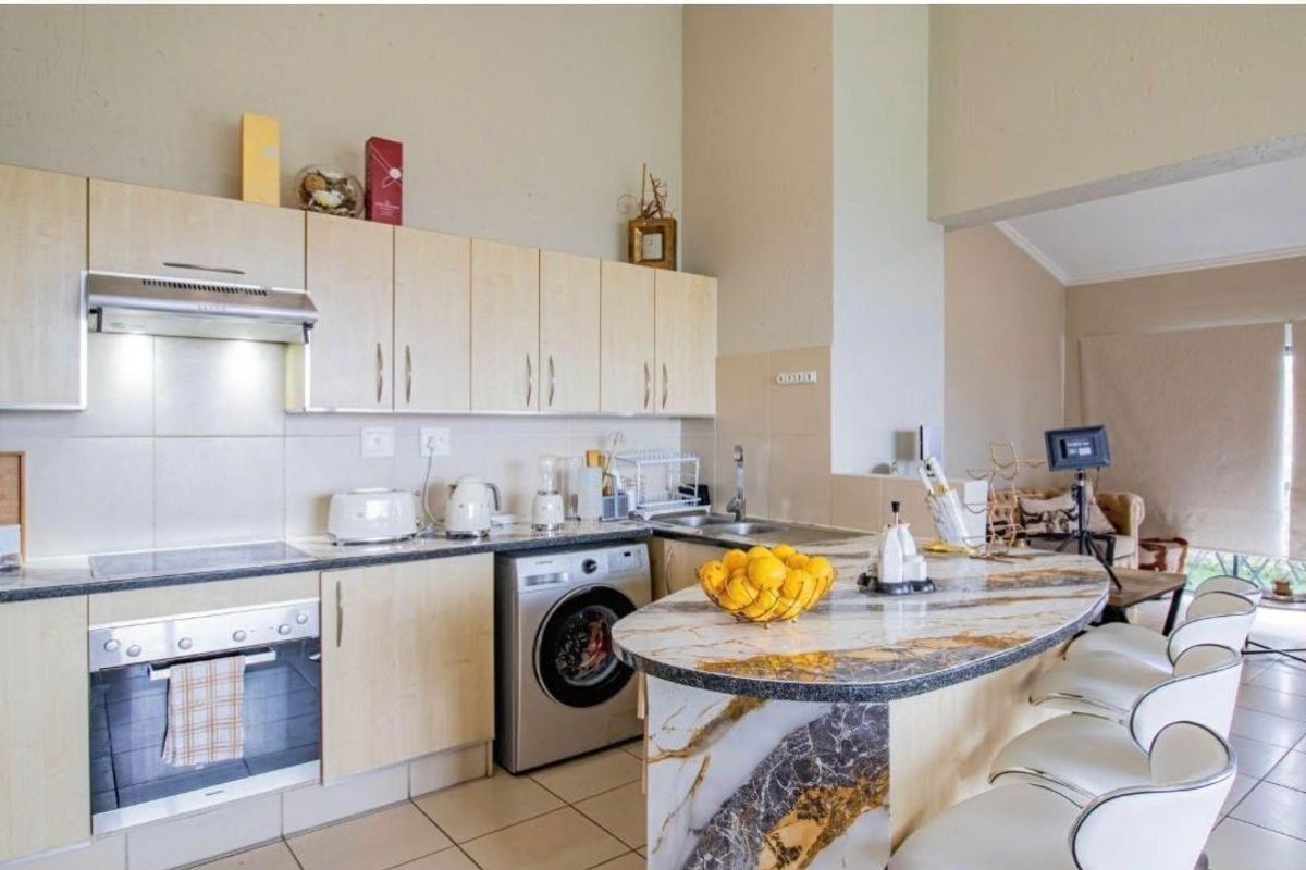 Stylish 2 bedroom, 2 bathroom penthouse in Jackal Creek Golf Estate - Photo 4
