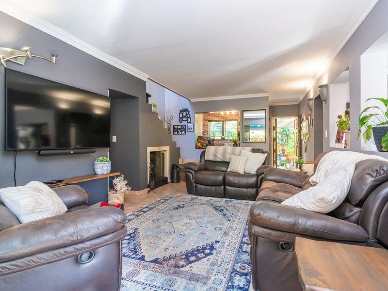 Magnificent entertainer's Paradise in a secure, scenic, and sophisticated complex - Photo 4