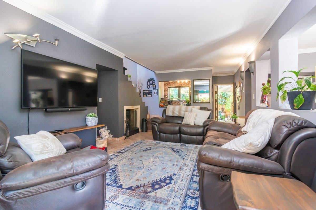 Magnificent entertainer's Paradise in a secure, scenic, and sophisticated complex - Photo 4