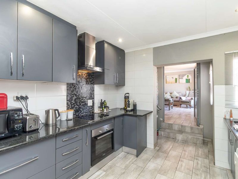 Cosy low maintenance cluster with potential for third bedroom - Photo 5