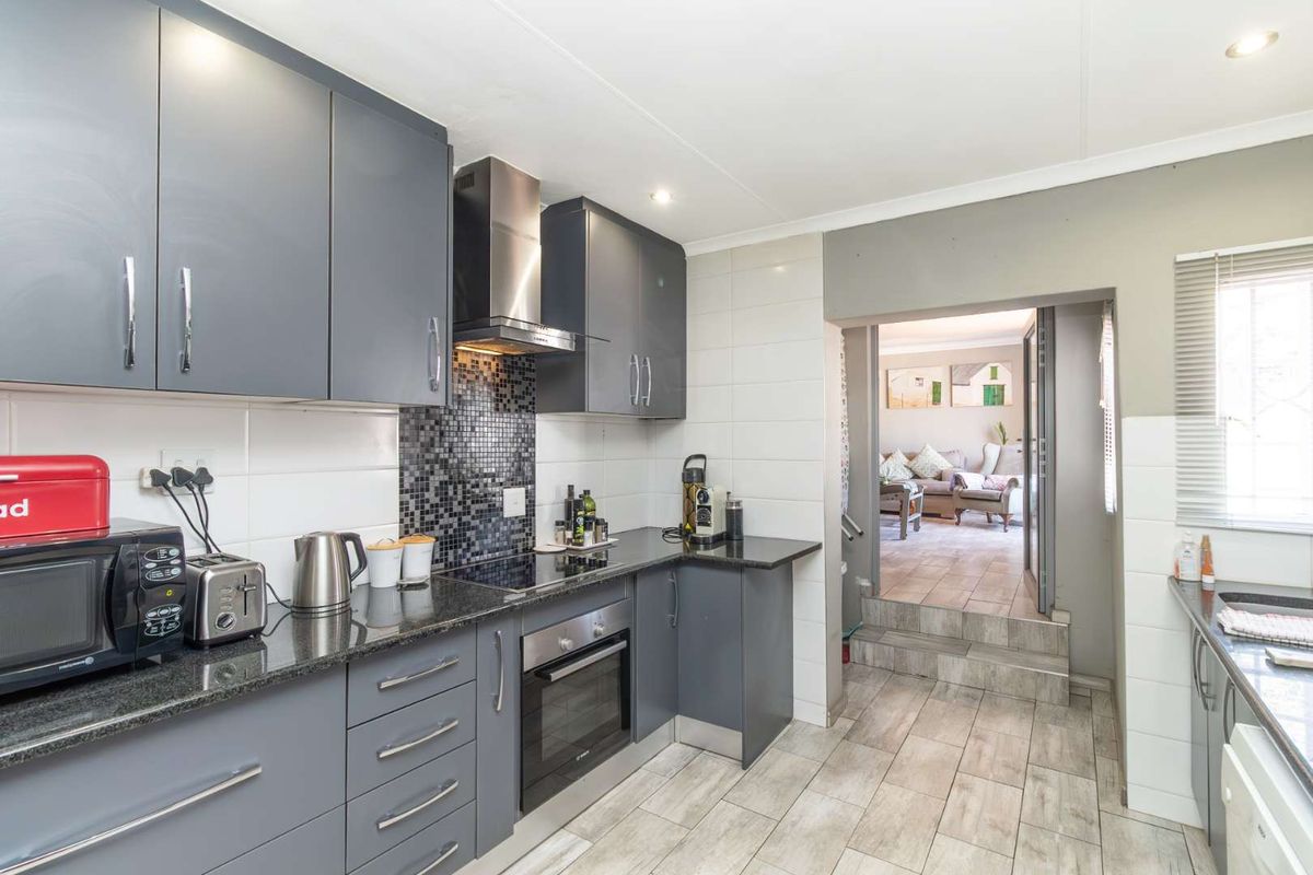 Cosy low maintenance cluster with potential for third bedroom - Photo 5