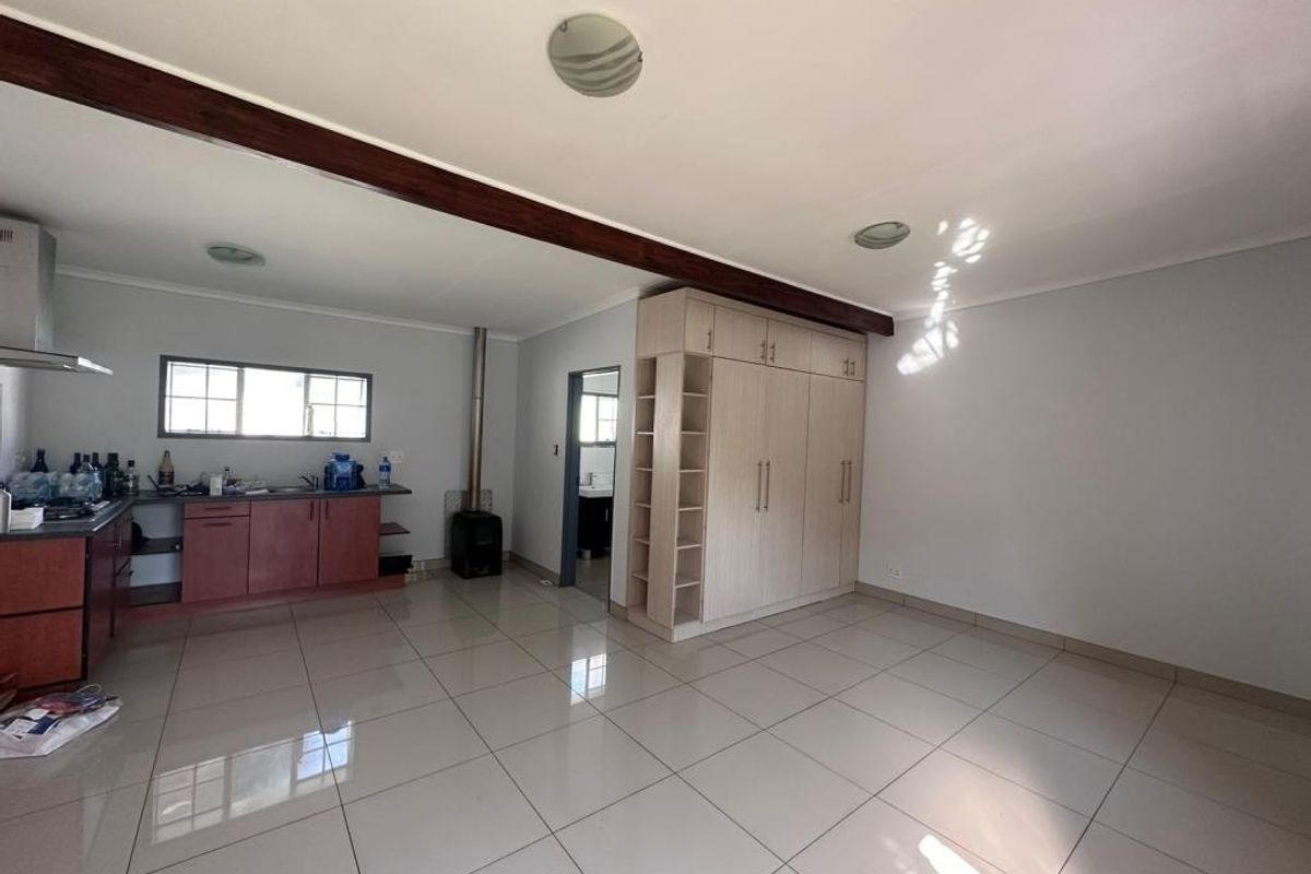 Spacious 4 Bedroom Family home with a cottage! - Photo 3