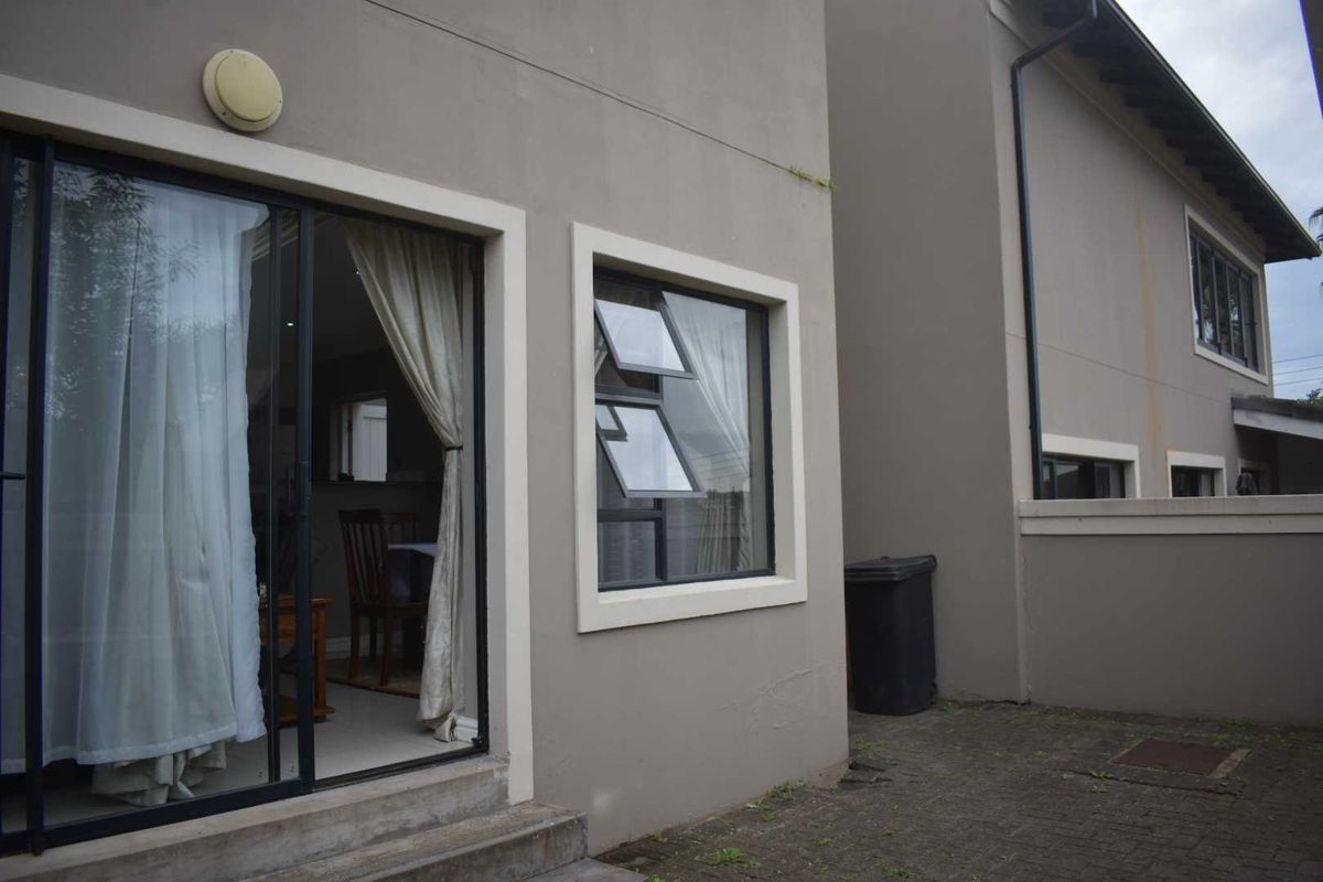 Exquisite upmarket Townhouse! - Photo 3