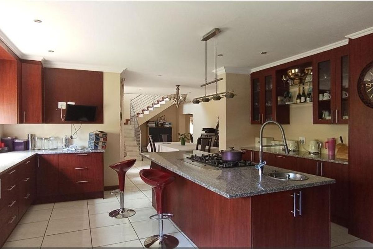 Stunning House In Rooihuiskraal - Photo 3