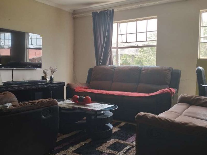 THREE BEDROOM TOWNHOUSE FOR SALE IN RAVENSWOOD - Photo 3