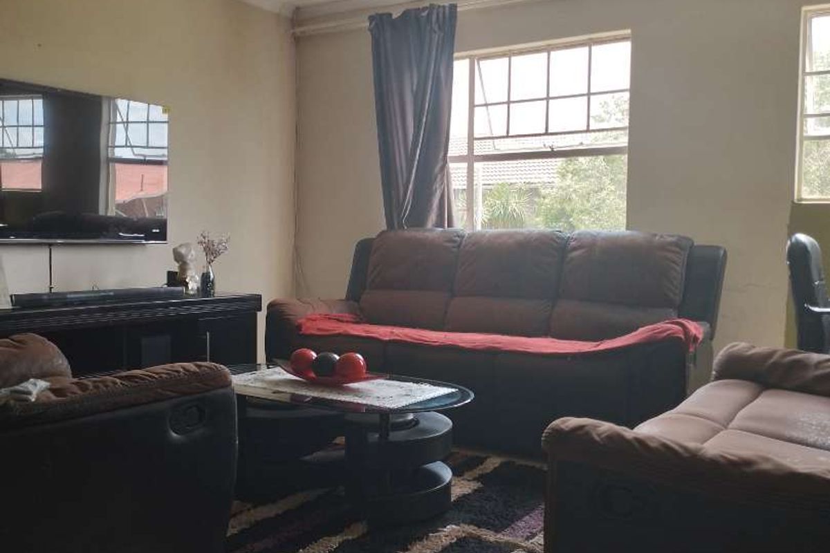 THREE BEDROOM TOWNHOUSE FOR SALE IN RAVENSWOOD - Photo 3