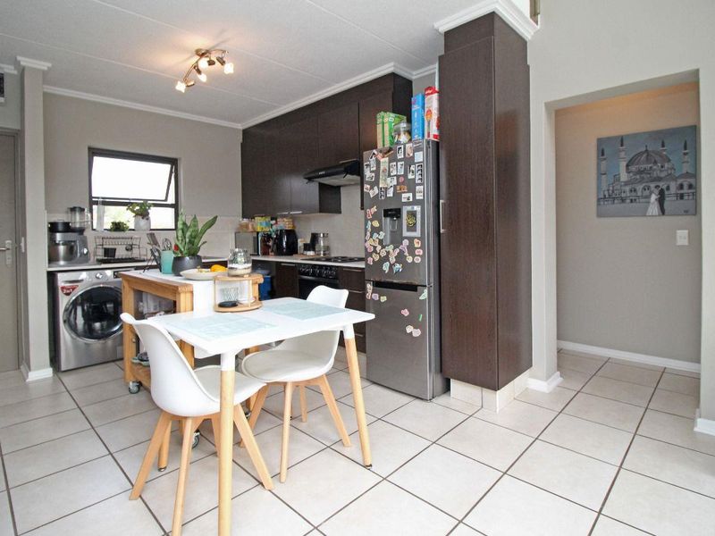 Modern 2-Bedroom Apartment in Secure Douglasdale Complex - Photo 6