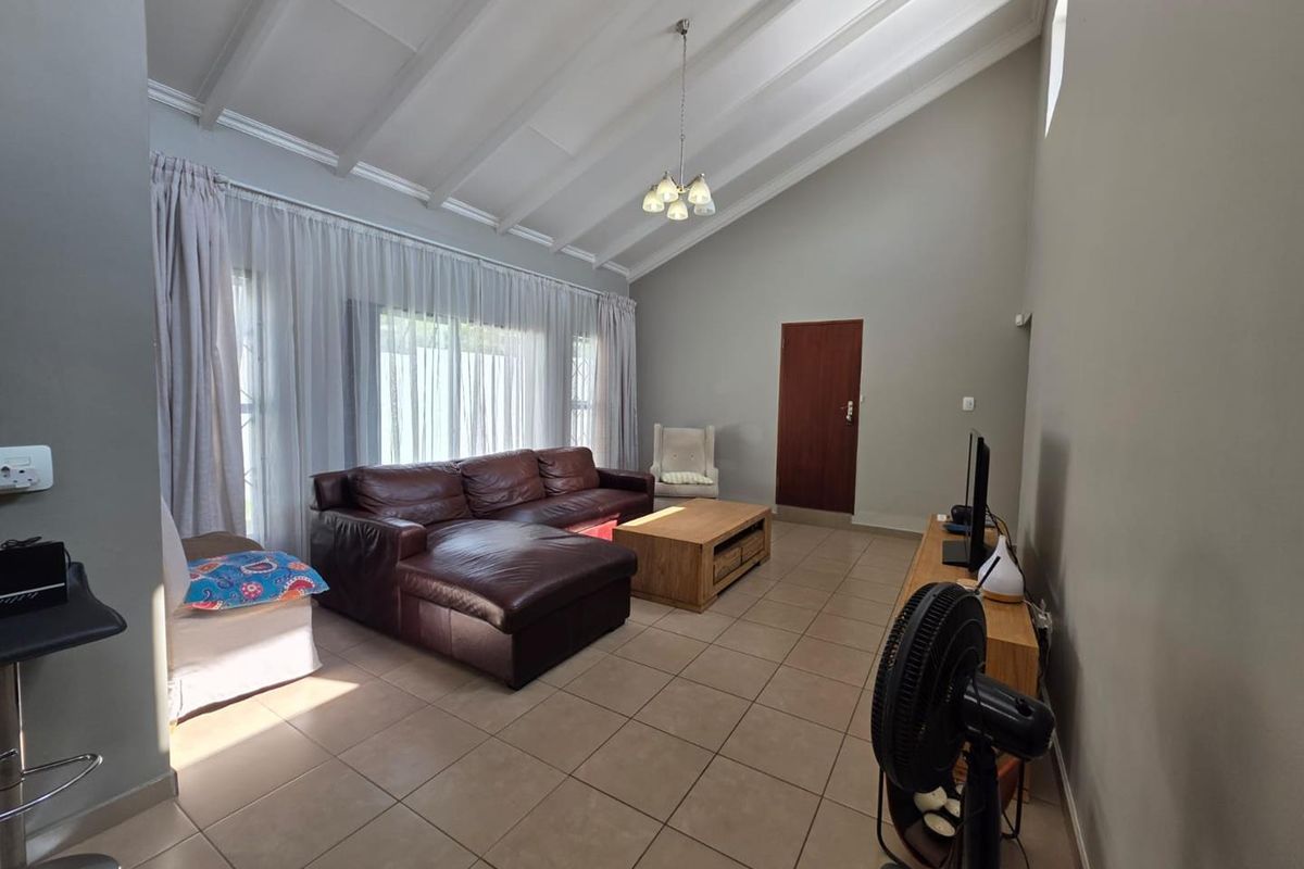 Modern Family Living - Photo 2