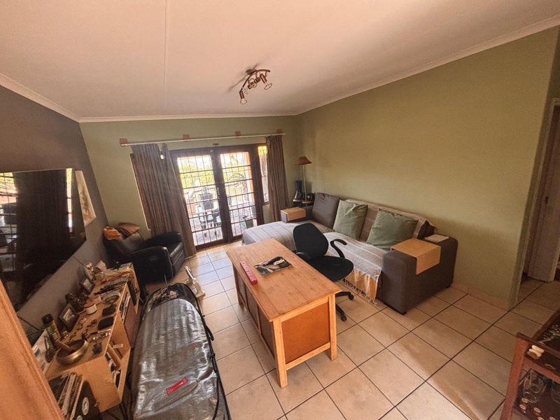 Charming 2-Bedroom Townhouse for Sale in The Wolds - Photo 10