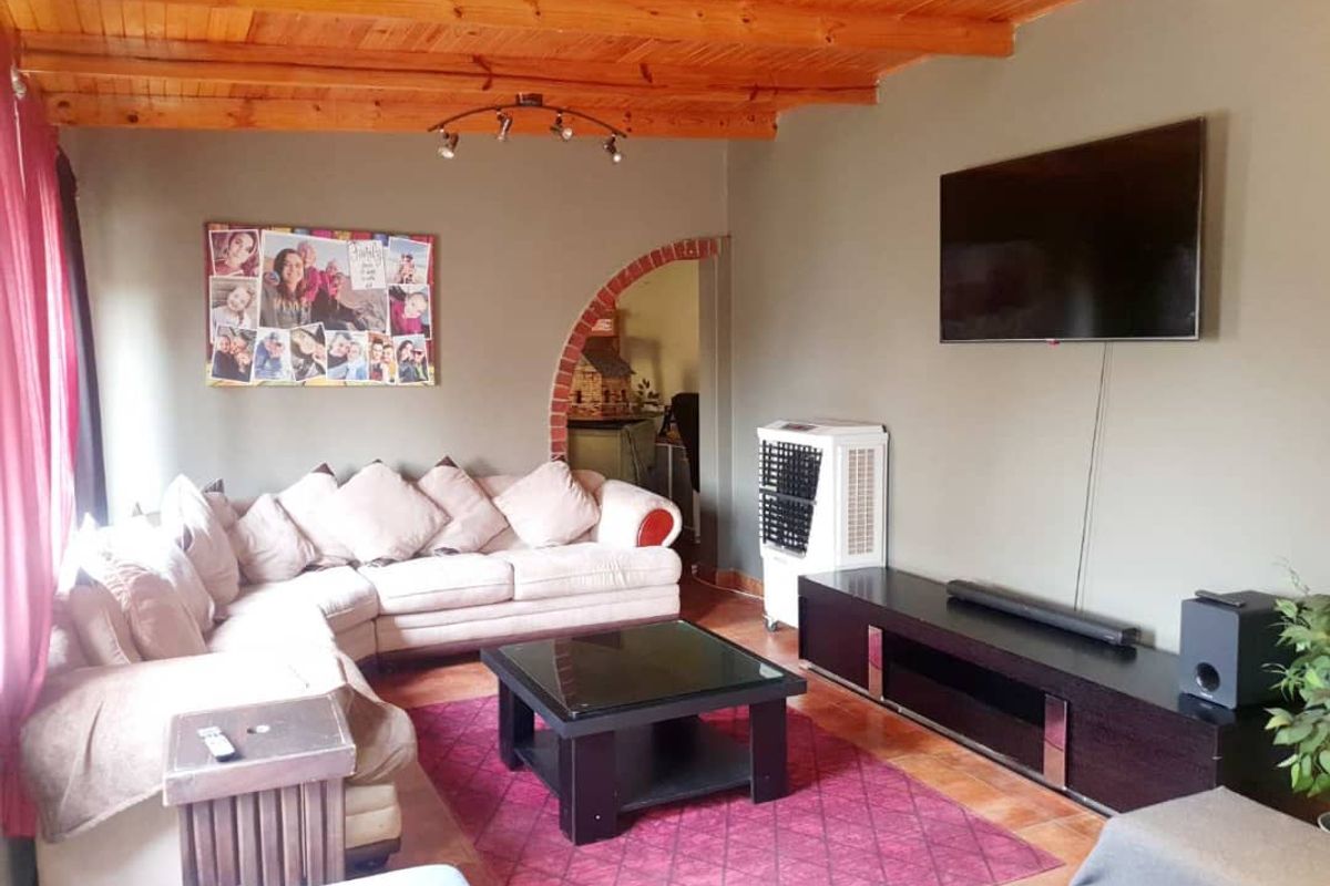 Spacious 3-Bedroom Home with Entertainment Room and Flatlet. - Photo 5