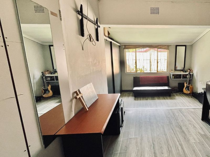 Three bedroom house with Solar energy in van Dyk Park - Photo 8