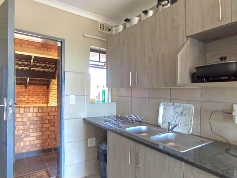 Charming 2-Bedroom Apartment - Photo 4