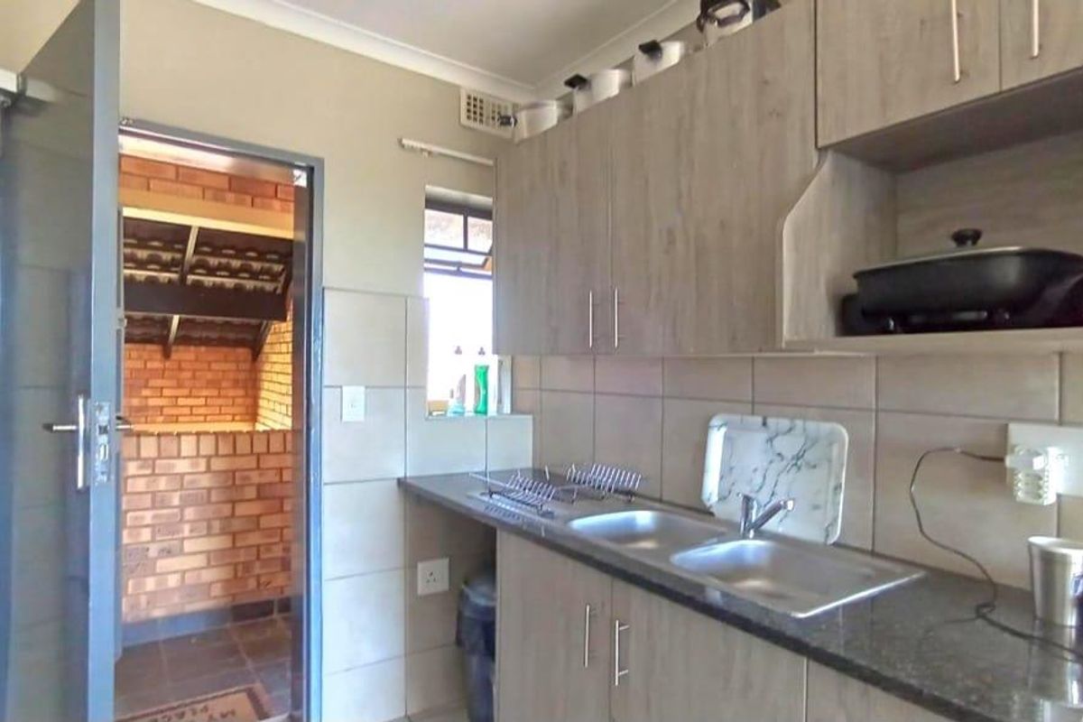 Charming 2-Bedroom Apartment - Photo 4