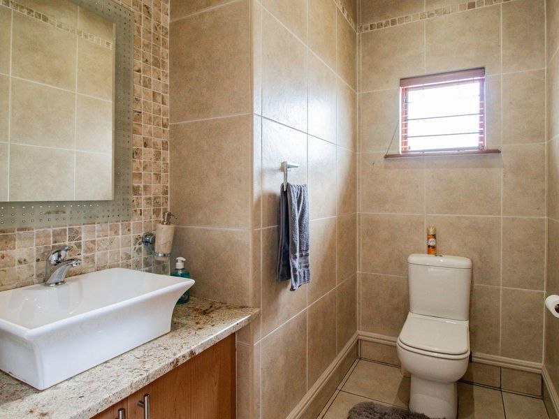 Elegant Cluster Home with Solar Power - Photo 9