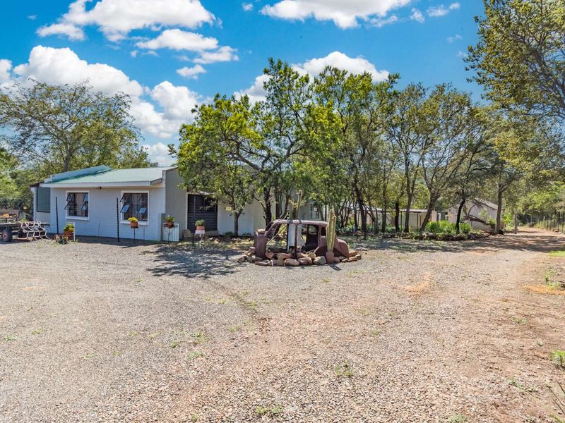 Hekpoort farm bliss: 4 homes, River frontage and Income potential - Photo 9