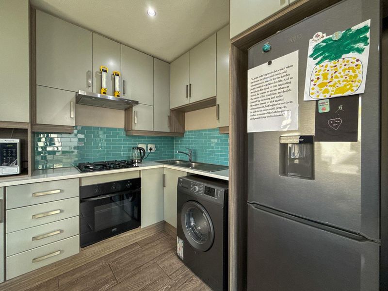 Boldly Modern. Brilliantly Located. Beautifully Secure | Upmarket 3 Bed Townhouse in Boomed Off Menlo Park - Photo 7