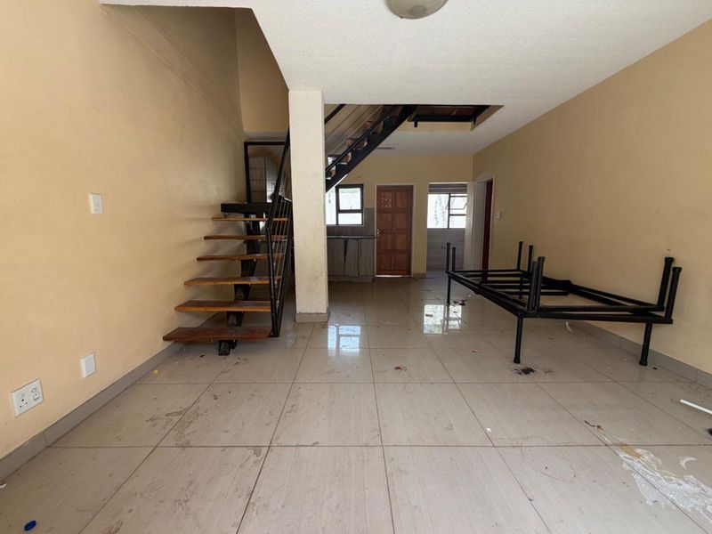 3 bedroom townhouses for sale selling for a unbelievable price! - Photo 2