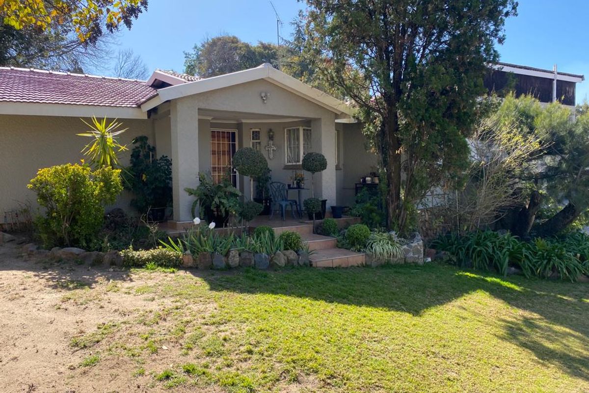 If only this large family home could speak, it would tell a thousand tales of love and memorable moments. Make it your own and nurture new memories. - Photo 4