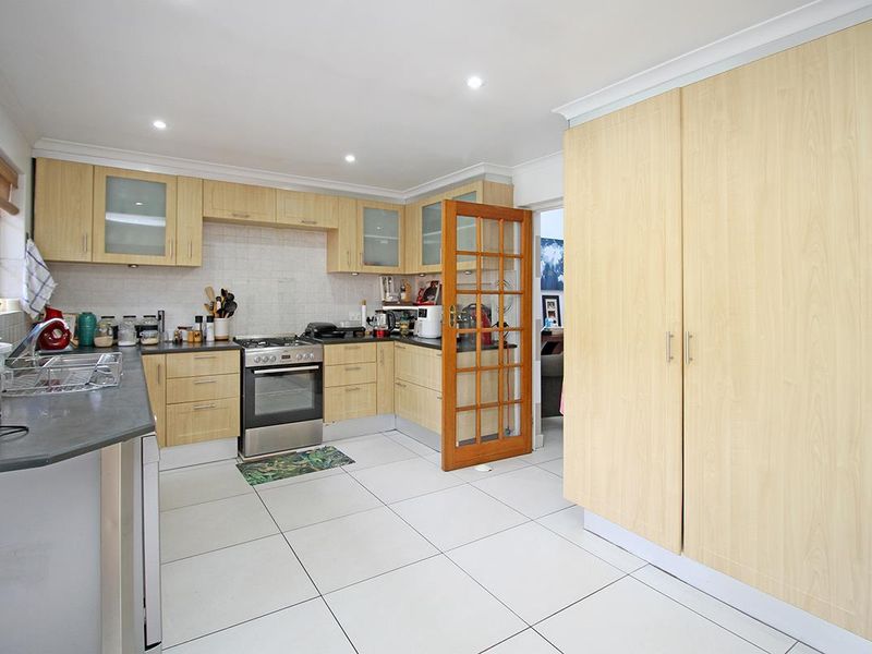 Charming Family Home with Cottage, Pool, and Spacious Garden - Photo 5