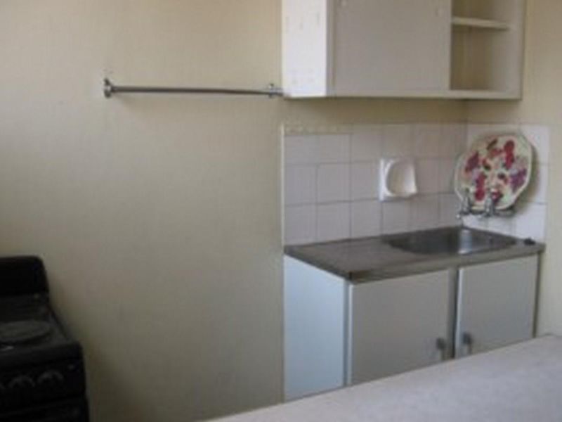 BACHELOR FLAT TO RENT IN ACADIA - Photo 7