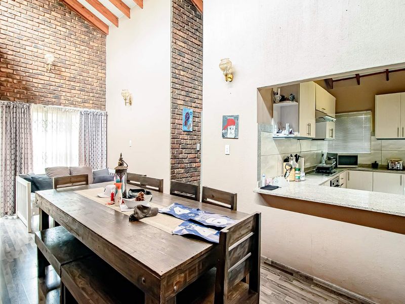 Klinker Brick Family Home with a lovely garden. - Photo 7