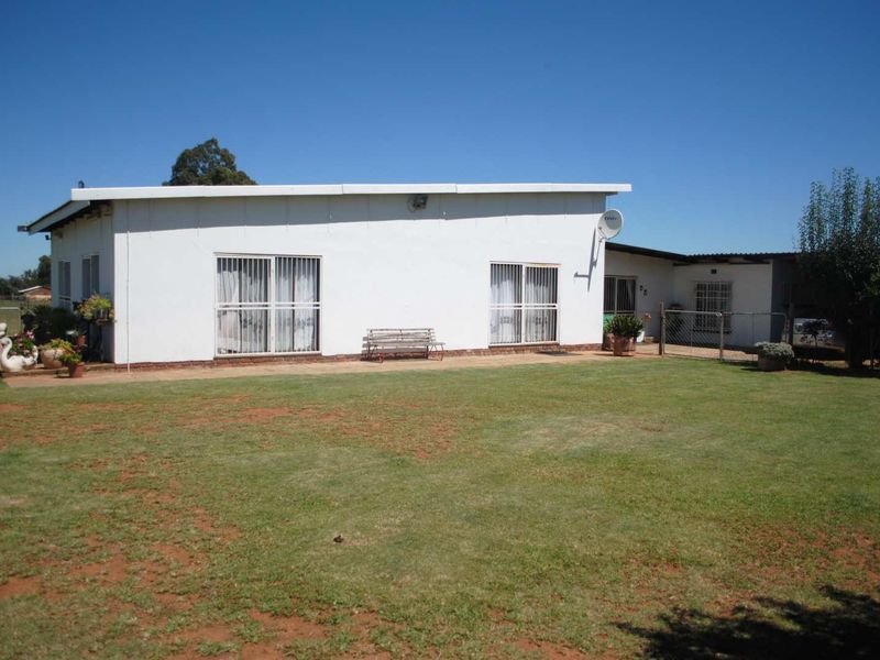Feast your eyes on this neat and spacious farmhouse featuring modern interior finishes throughout - Photo 3