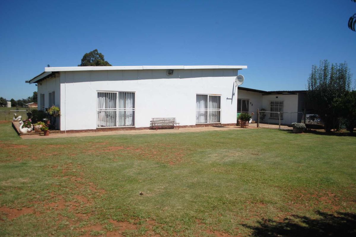 Feast your eyes on this neat and spacious farmhouse featuring modern interior finishes throughout - Photo 3