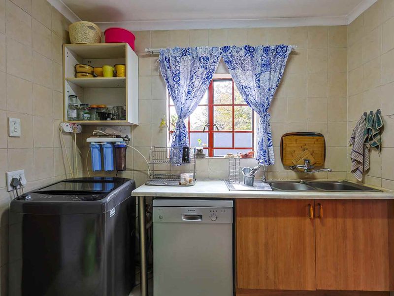 5 Bedroom House - Photo 9