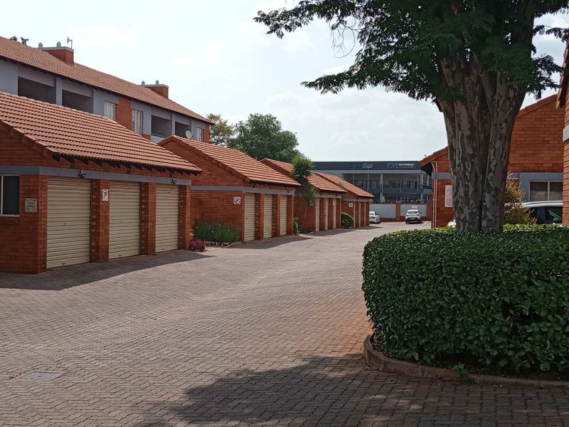 Spacious Top Unit To Rent. Available 1 July 2026 - Photo 4