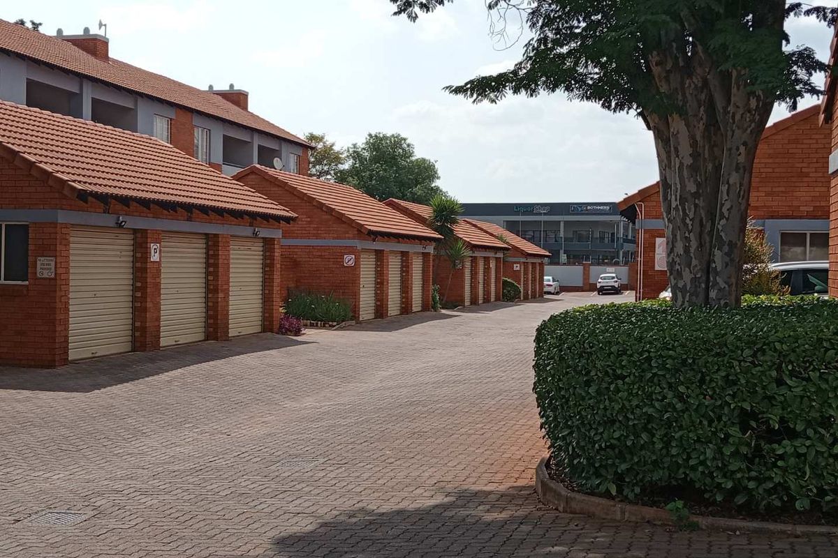 Spacious Top Unit To Rent. Available 1 July 2026 - Photo 4