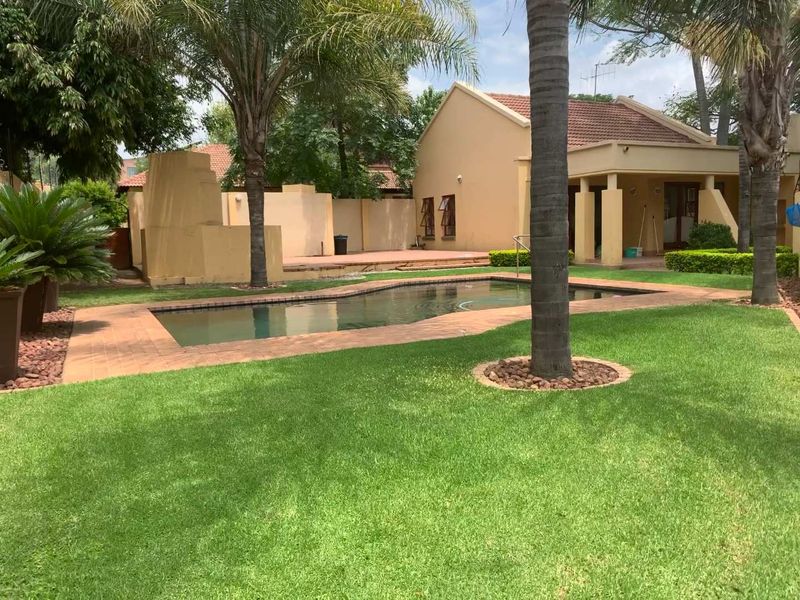 Move-In Ready 2-Bedroom Garden Unit in Sought-After Complex - Photo 2