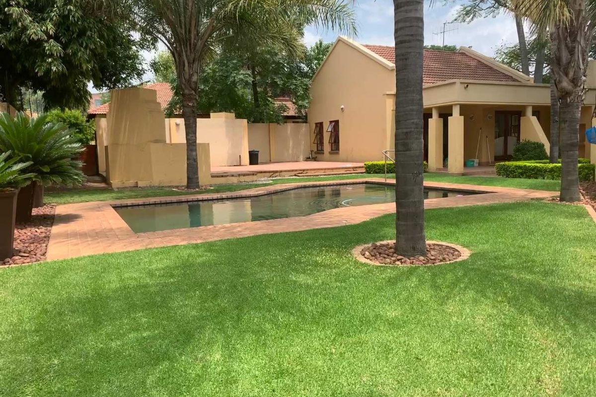 Move-In Ready 2-Bedroom Garden Unit in Sought-After Complex - Photo 2