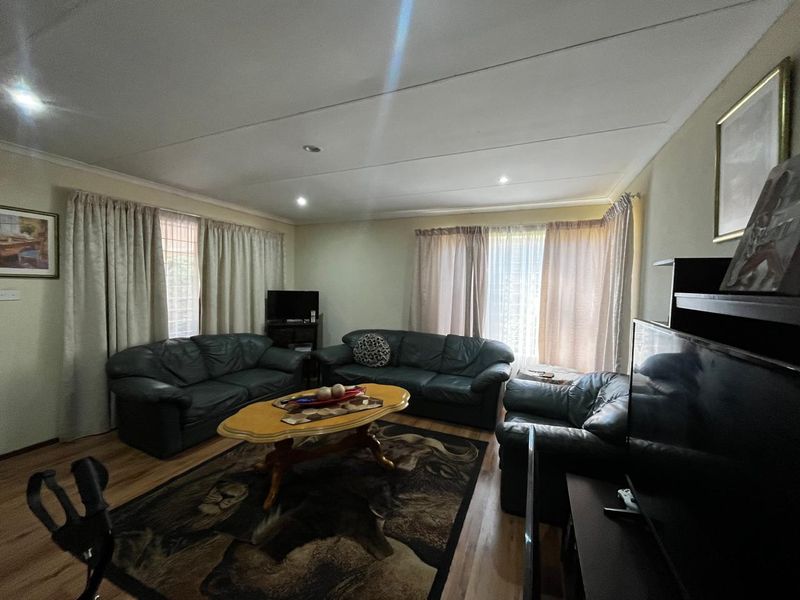 Facebrick Cluster Home set in a sought after complex. - Photo 9