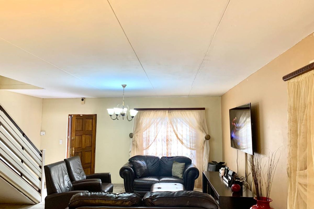 BEAUTIFUL HOUSE IN MANDELA VIEW - Photo 4