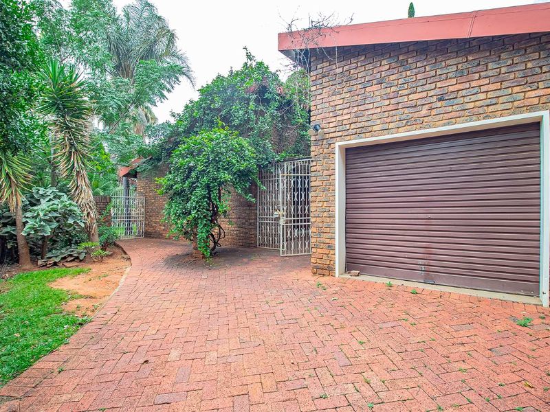 Klinker Brick Family Home with a lovely garden. - Photo 3