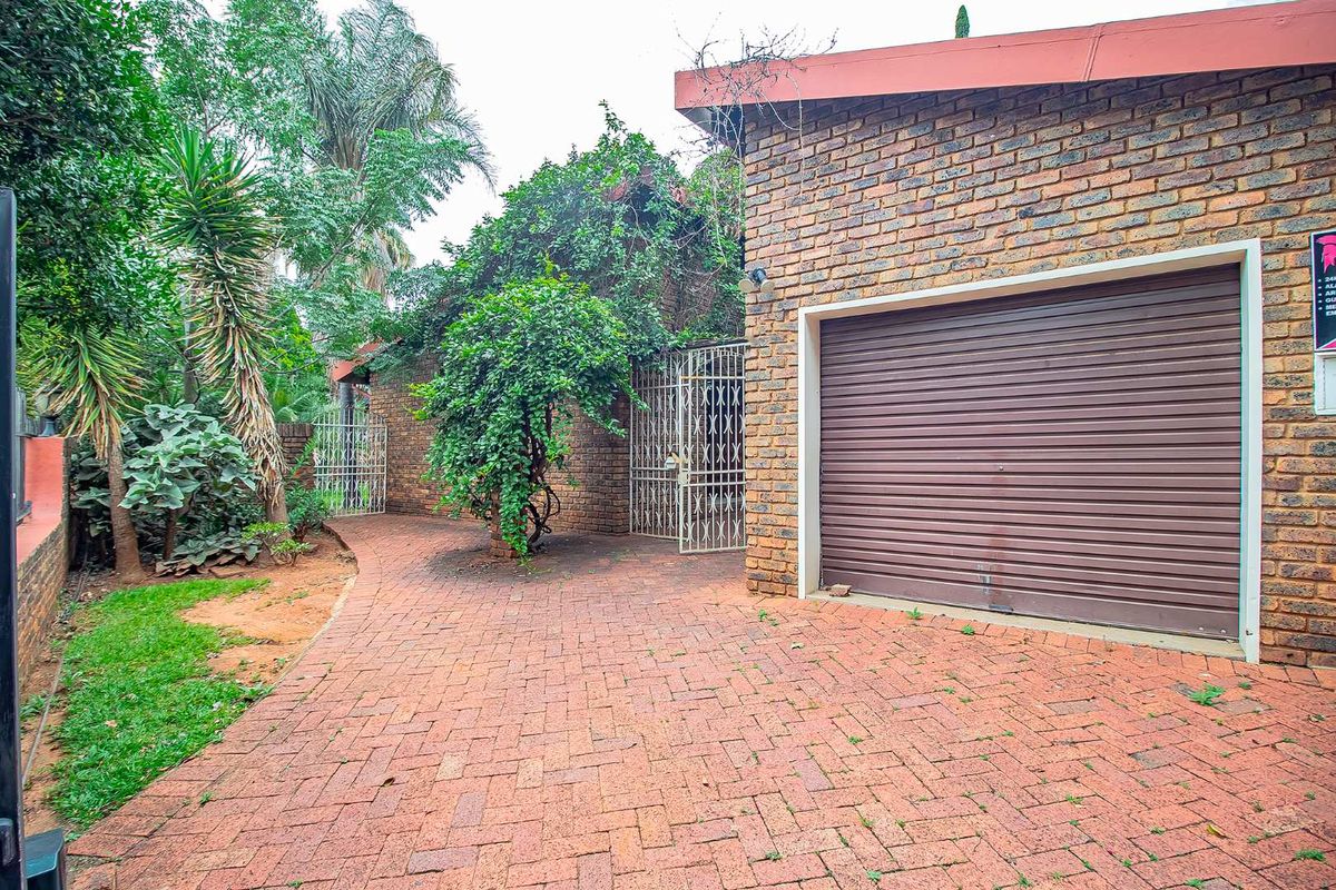 Klinker Brick Family Home with a lovely garden. - Photo 3