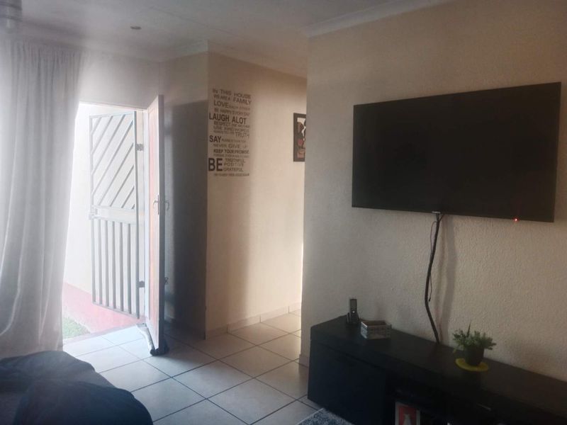 Spacious 3 Bedroom, 2 Bathroom Simplex To Let - Photo 1