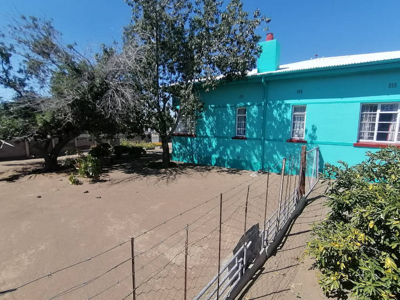 GORGEOUS FAMILY HOME WITH FLATLET FOR SALE IN KEETMANSHOOP - NAMIBIA - Photo 8