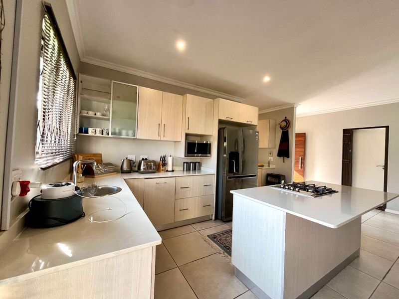Stylish 3-Bedroom Family Home with Garden & Estate Amenities - Photo 4