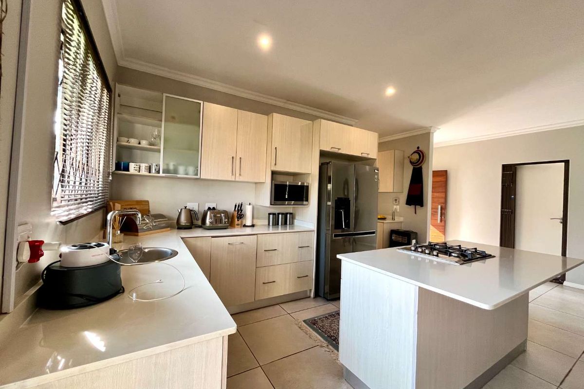 Stylish 3-Bedroom Family Home with Garden & Estate Amenities - Photo 4
