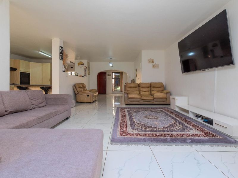 Spacious 3 Duplex Bedroom,2.5 Bath with own garden - Photo 2