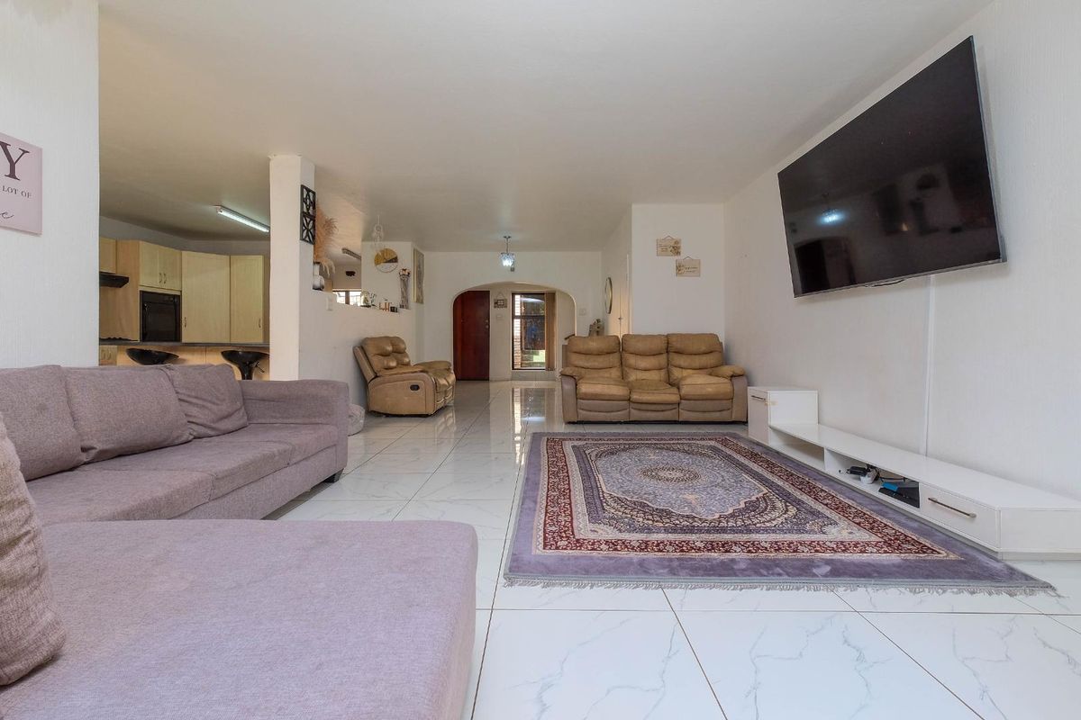 Spacious 3 Duplex Bedroom,2.5 Bath with own garden - Photo 2