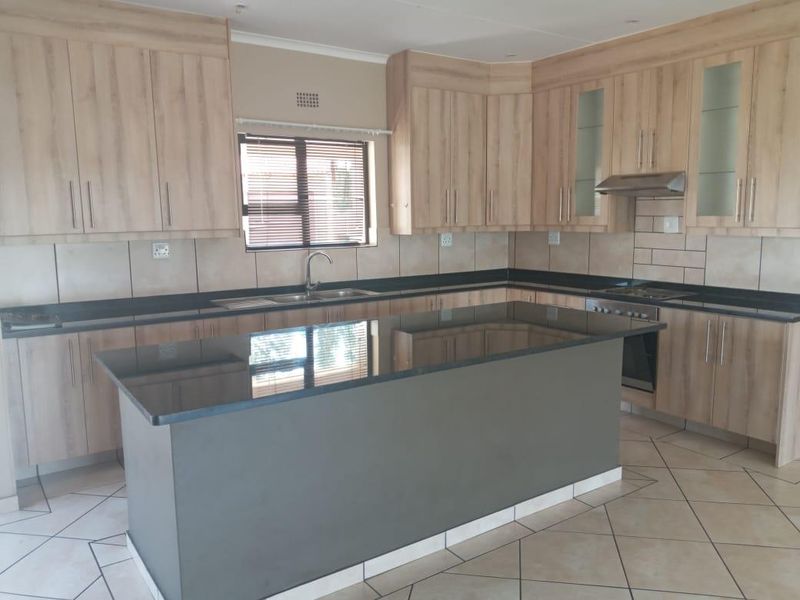 Three bedroom townhouse in Private Estate Kookrus Meyerton Gauteng - Photo 6