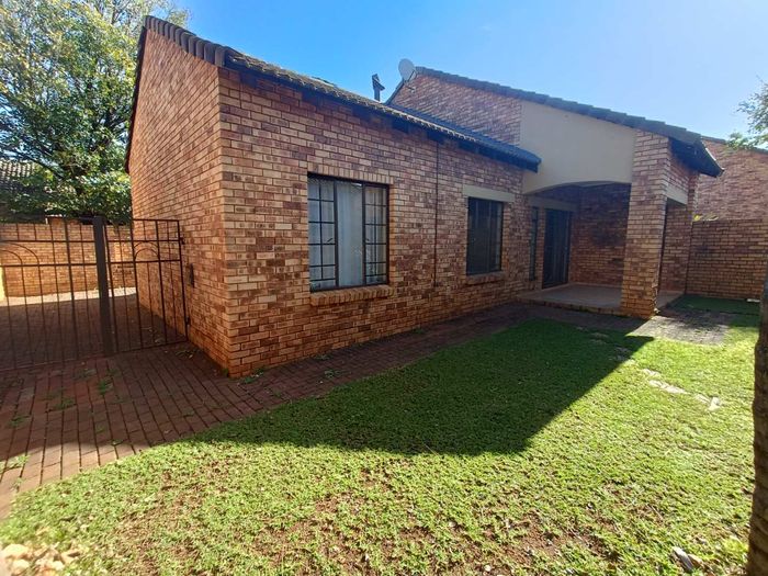 Property #2151361, Townhouse Pending Sale in Die Hoewes