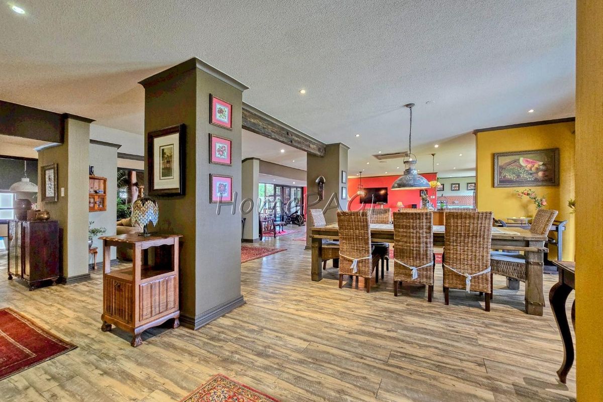 Central Walvis Bay:  BEAUTIFUL, VERY SPACIOUS 5 Bedr home, IN A SOUGHT AFTER POSITION, is for Sale - Photo 5