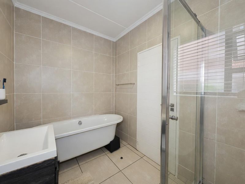 Spacious 3-Bedroom Garden Apartment in Greenstone Crest - Photo 10