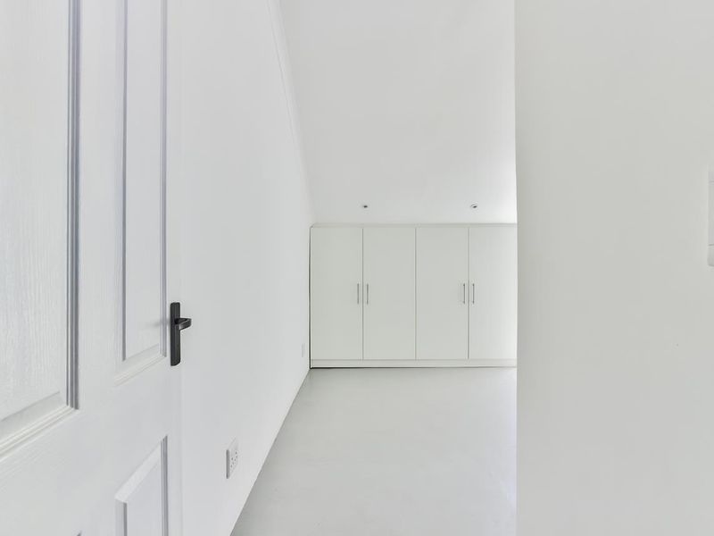 A Striking Renovation With Exceptional Value in Gardens - Photo 9